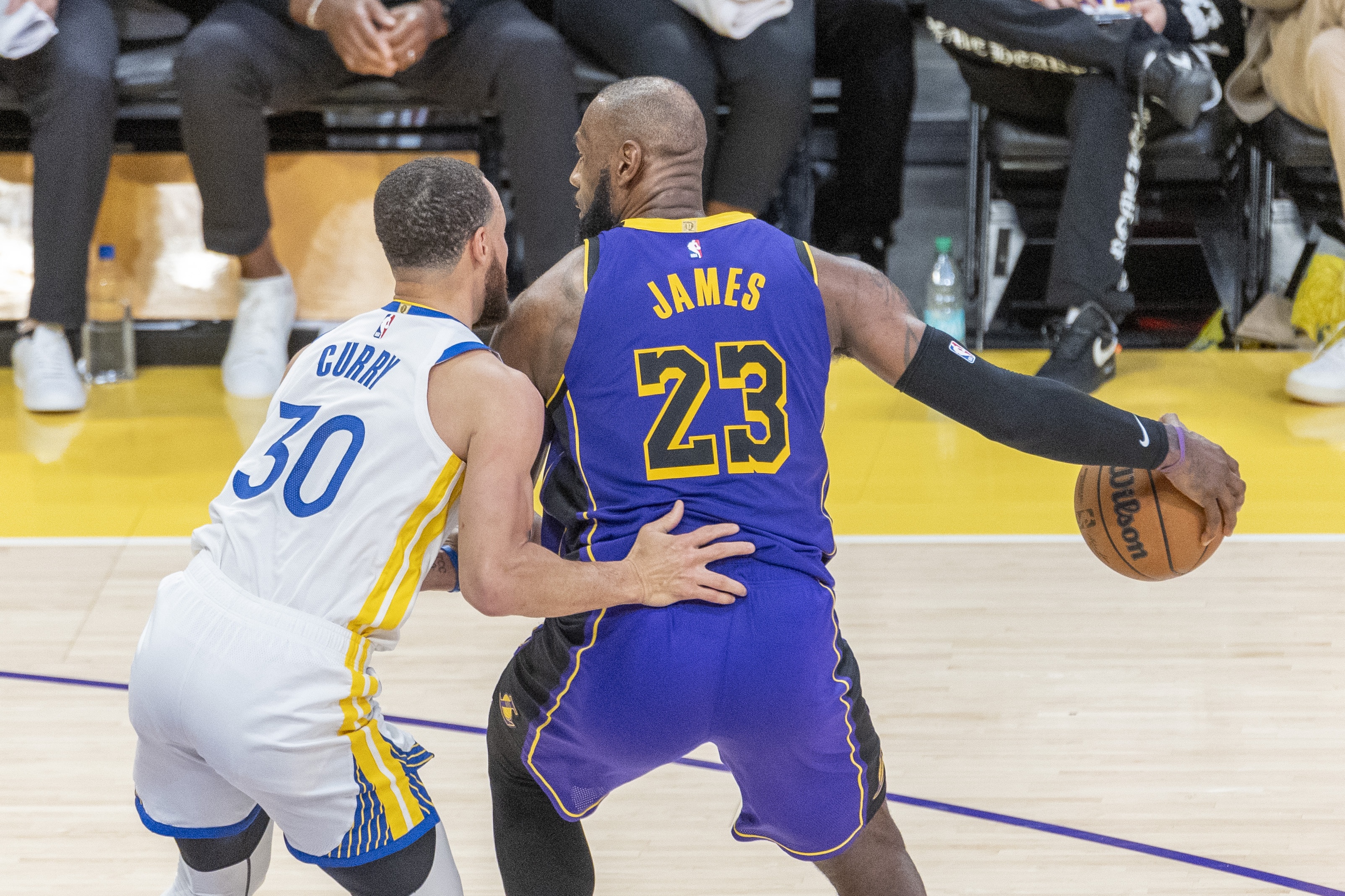 九游娱乐-公牛不断突破！，库里连续十五场比赛得分超过比赛规则变更观众掌声雷动的简单介绍