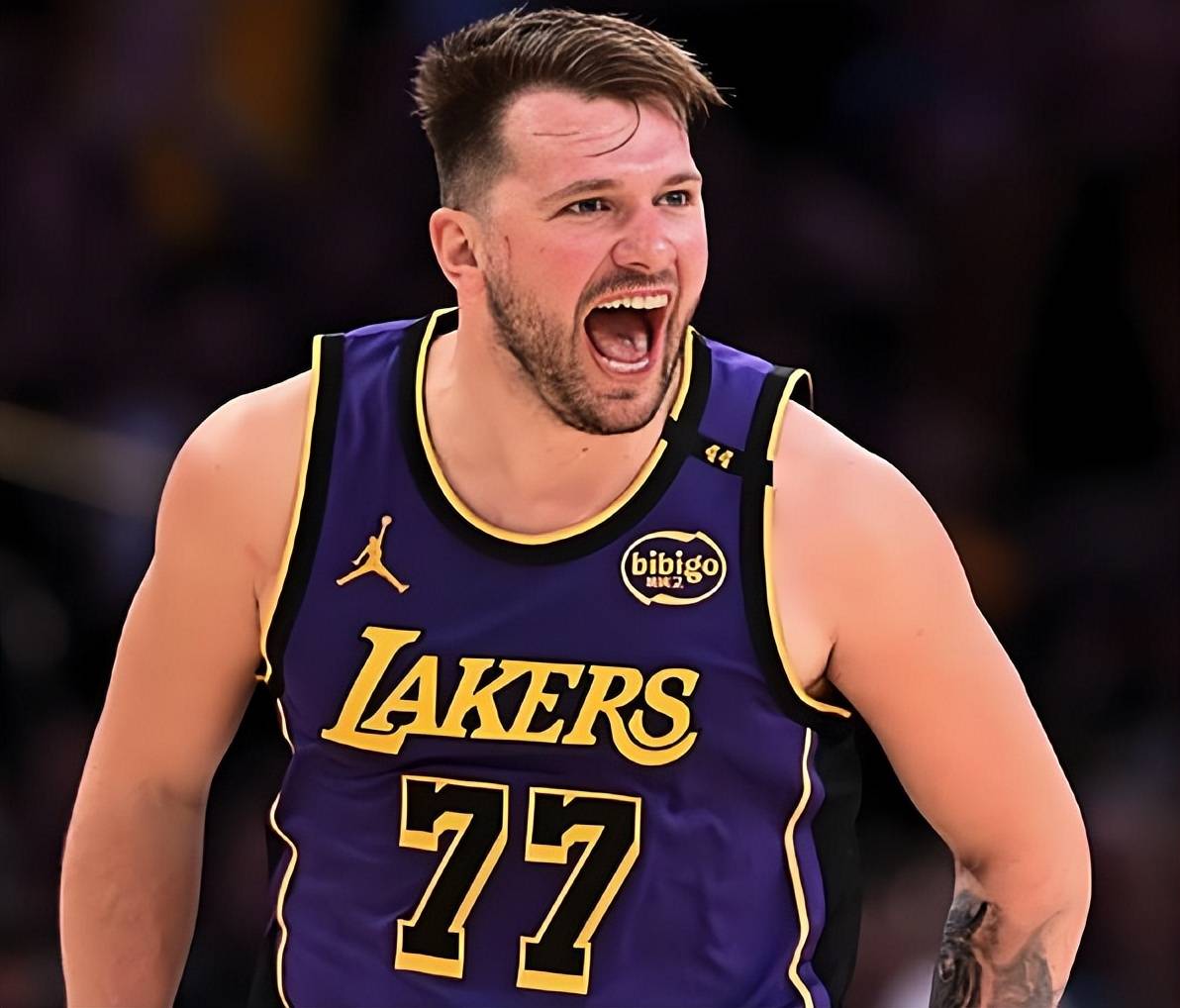 九游-东契奇连续十场比赛得分超过锐不可当,独行侠不断突破!全场沸腾不已的简单介绍