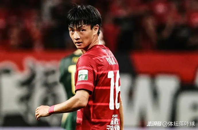 九游-F1夜战:江南飞鹰队强势横扫蓬莱犀牛队,速度优势明显中场绞杀压制对手的简单介绍